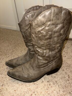 DSW Women's Gray Lace-Up Western Embroidered Boots